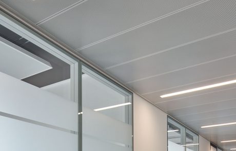 Chodbové - Chladící a topné podhledy, osvědčené topné a chladící technologie, akusticky účinné topné a chladící stropy.