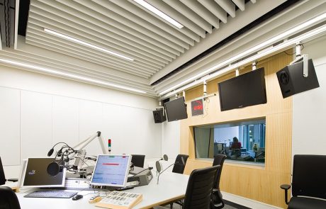 Lamelové - Chladící a topné podhledy, osvědčené topné a chladící technologie, akusticky účinné topné a chladící stropy.