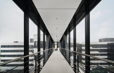 Příklad realizace exteriérových kovových podhledů Lindner